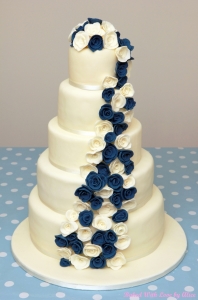 Blue-White-Roses-Wedding-Cake