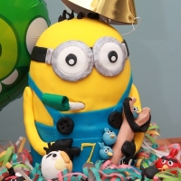 Minion-angry-birds-cake-2