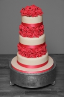 red roses wedding cake.jpg
